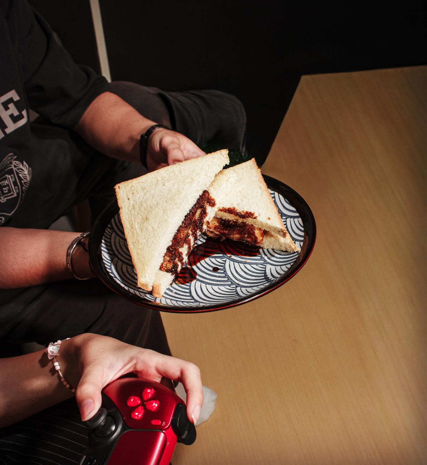 Sajian Sandwich Katsu Renyah dan Pengendali DualSense