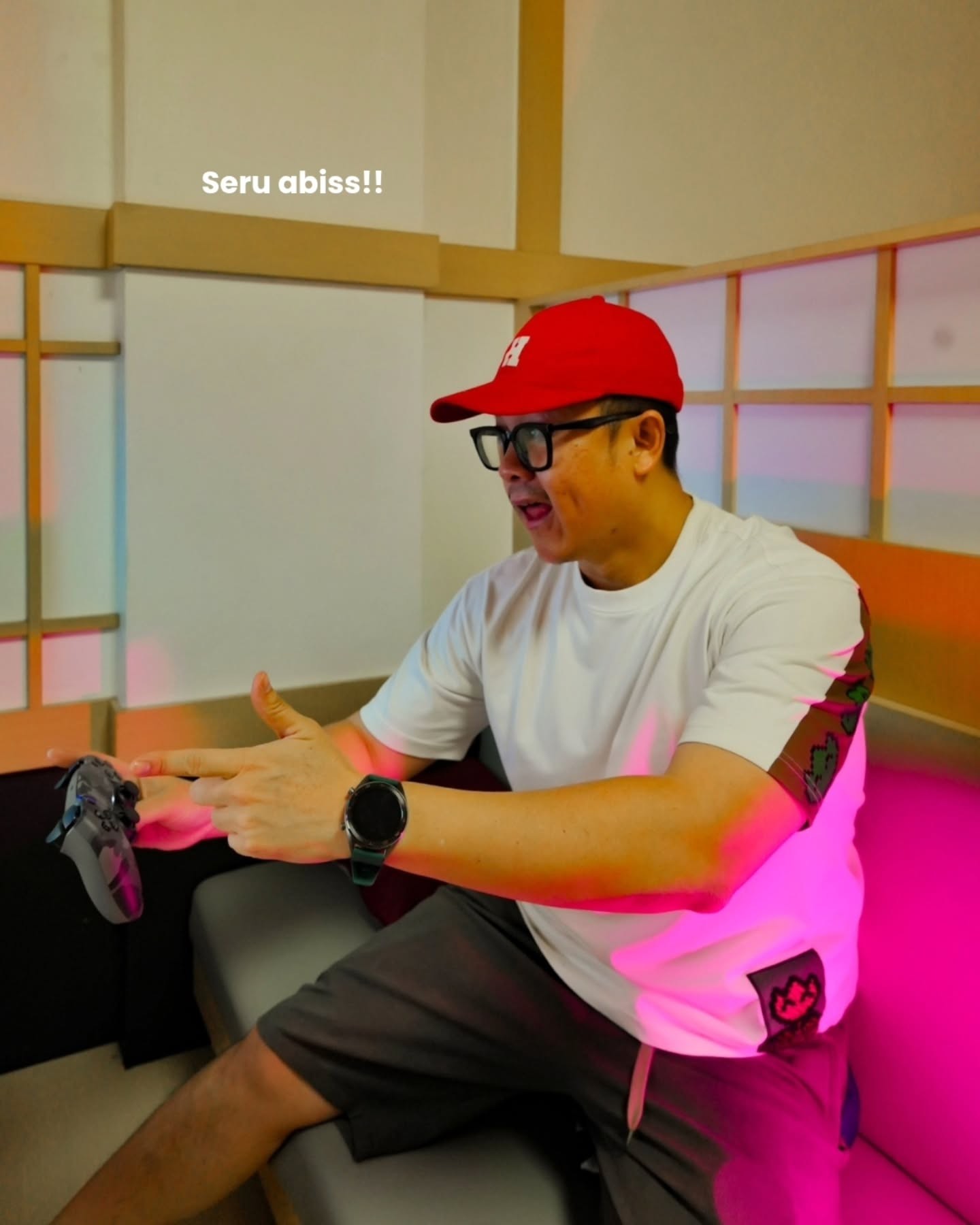Pengunjung Bermain Konsol